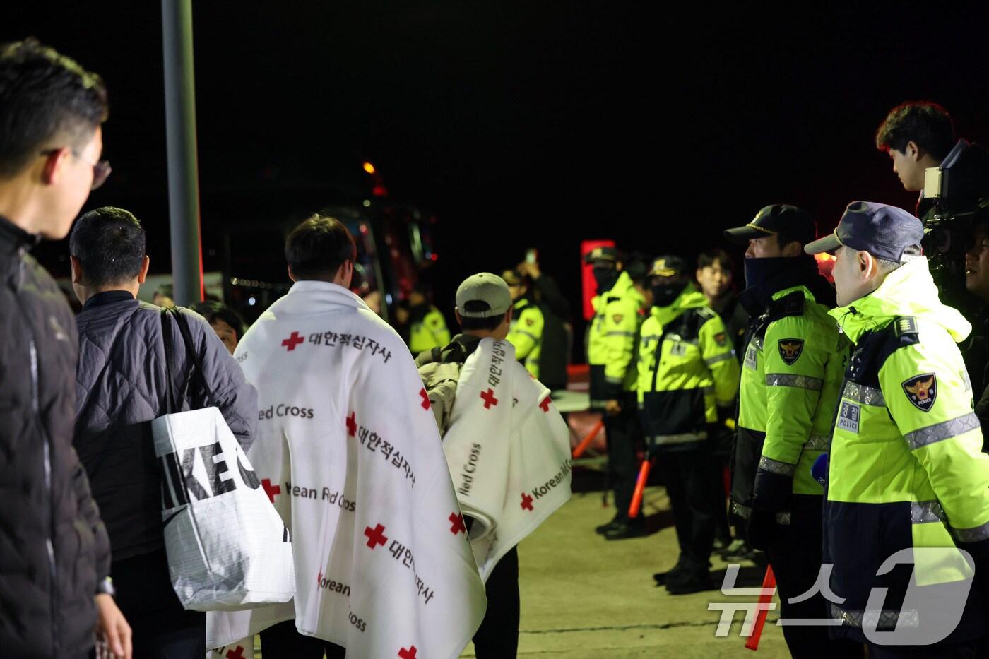 전남 신안 해상에서 좌초된 여객선 퀸제누비아2호 탑승객들 19일 밤 전남 목포해양경찰서 전용 부두로 도착하고 있다. 전날 오후 8시 16분쯤 전남 신안군 장산면 족도에 267명&#40;승객 246명, 승무원 21명&#41;이 탑승한 여객선이 좌초돼 해경이 전원 구조했다. 2025.11.20/뉴스1 ⓒ News1 박지현 기자