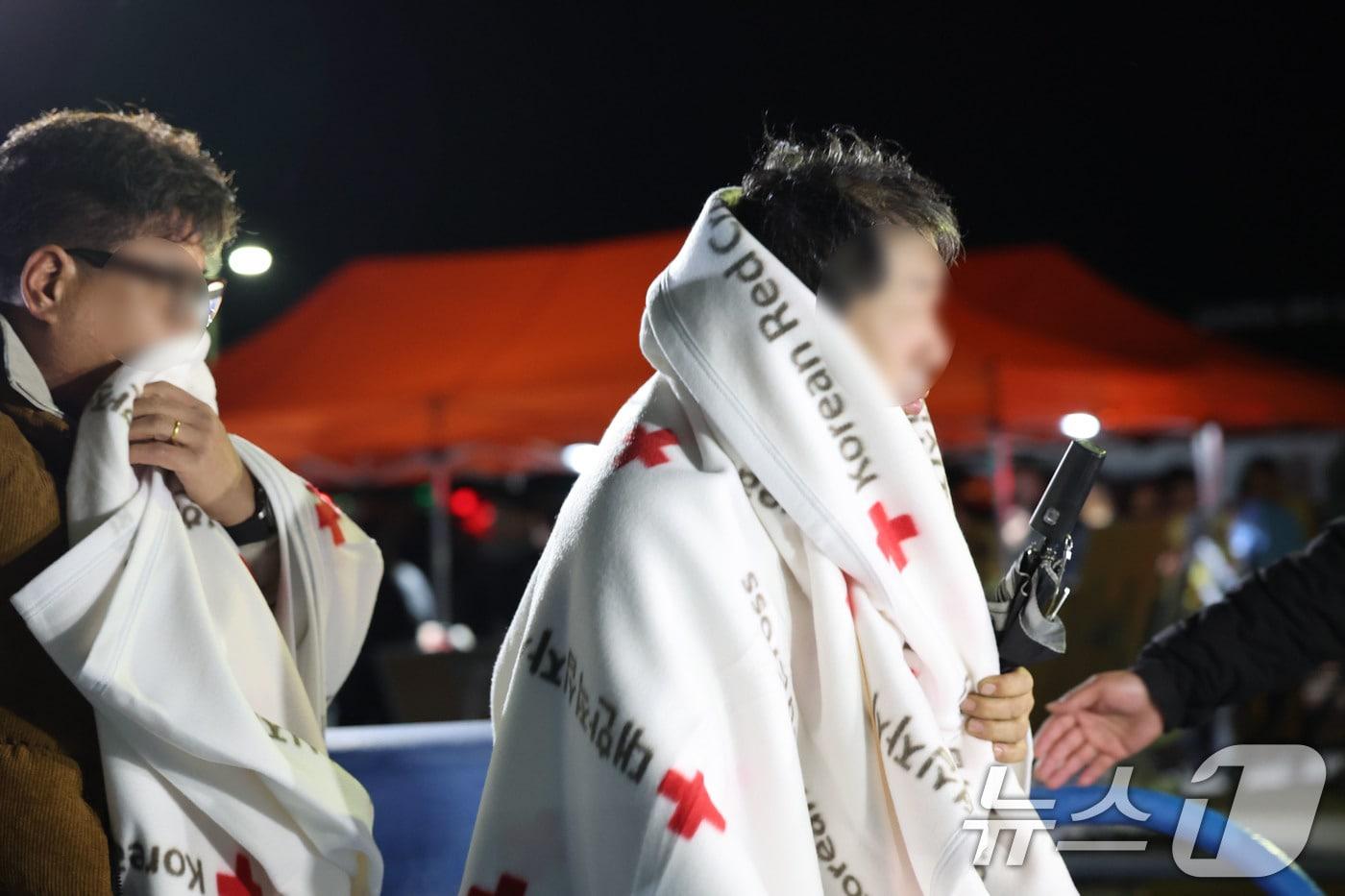 전남 신안 해상에서 좌초된 여객선 퀸제누비아2호 탑승객들 19일 밤 전남 목포해양경찰서 전용 부두로 도착하고 있다. 이날 오후 8시 16분쯤 전남 신안군 장산면 족도에 267명&#40;승객 246명, 승무원 21명&#41;이 탑승한 여객선이 좌초돼 해경이 전원 구조했다. 2025.11.20/뉴스1 ⓒ News1 박지현 기자