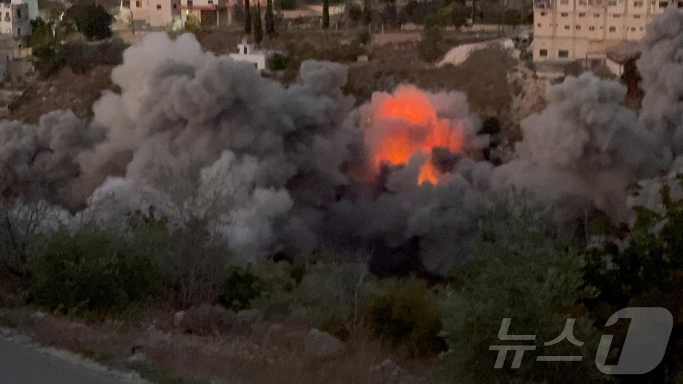 19일&#40;현지시간&#41; 레바논 남부 타이르 필사이에서 이스라엘군의 대피 명령 이후 이어진 공습으로 연기가 치솟고 있다. 2025.11.19. ⓒ 로이터=뉴스1 ⓒ News1 윤다정 기자