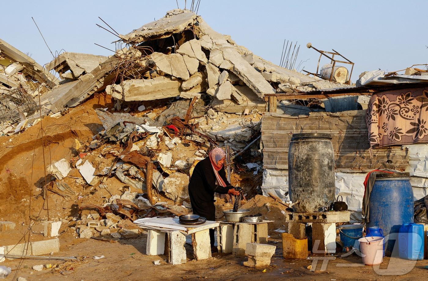 19일&#40;현지시간&#41; 팔레스타인 가자지구 북부에서 한 팔레스타인 여성이 빨래를 하고 있다. 2025.11.19. ⓒ 로이터=뉴스1 ⓒ News1 윤다정 기자