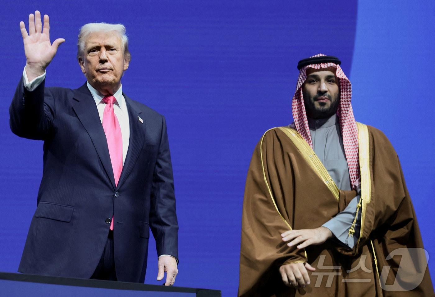 도널드 트럼프 미국 대통령과 무함마드 빈 살만 사우디아라비아 왕세자가 19일&#40;현지시간&#41; 워싱턴DC에서 열린 미·사우디 투자 포럼에 참석한 모습. 2025.11.19. ⓒ 로이터=뉴스1 ⓒ News1 윤다정 기자