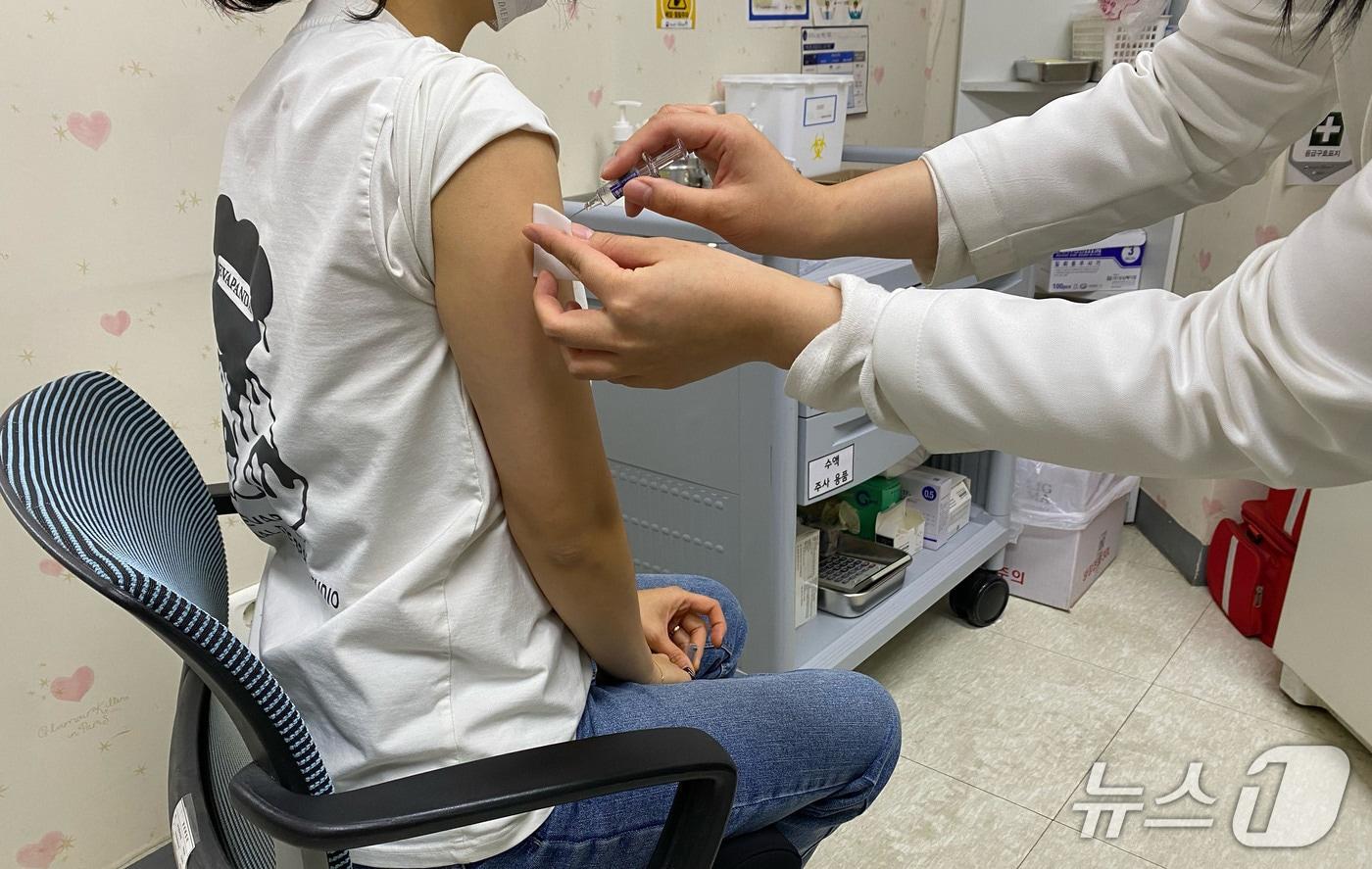 본문 이미지 - 전 시민을 대상으로 한 경기 성남시의 '독감백신 무료 접종 사업'이 시행 두 달여 만에 접종률 41%를 기록했다.(성남시 제공. 재판매 및 DB금지)/뉴스1