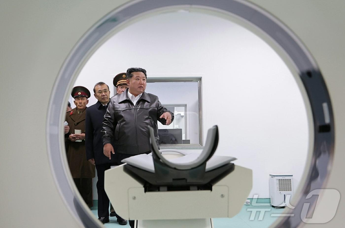 &#40;평양 노동신문=뉴스1&#41; = 북한 노동당 기관지 노동신문은 20일 김정은 당 총비서가 참석한 가운데 &#34;당의 웅대한 지방 발전 강령을 전망적으로 확대 추진하는데 있어서 또 하나의 괄목할 성과로 되는 &#39;지방발전 20&times;10 정책&#39; 강동군병원 준공식이 11월 19일 성대히 진행됐다＂고 보도했다. [국내에서만 사용가능. 재배포 금지. DB 금지. For Use Only in the Republic of Korea. Redistribution Prohibited] rodongphoto@news1.kr