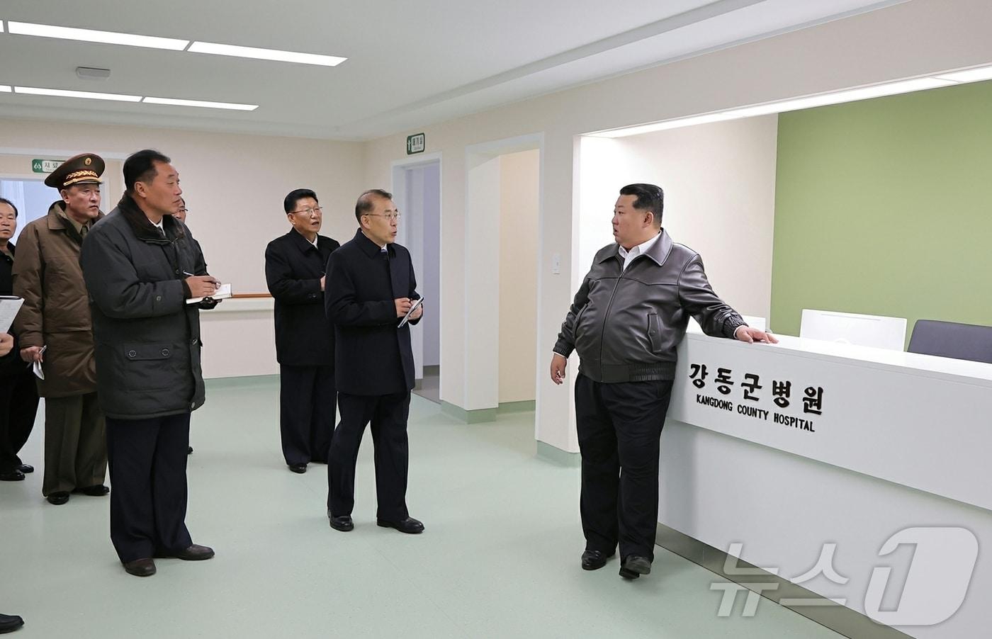 &#40;평양 노동신문=뉴스1&#41; = 북한 노동당 기관지 노동신문은 20일 김정은 당 총비서가 참석한 가운데 &#34;당의 웅대한 지방 발전 강령을 전망적으로 확대 추진하는데 있어서 또 하나의 괄목할 성과로 되는 &#39;지방발전 20&times;10 정책&#39; 강동군병원 준공식이 11월 19일 성대히 진행됐다＂고 보도했다. [국내에서만 사용가능. 재배포 금지. DB 금지. For Use Only in the Republic of Korea. Redistribution Prohibited] rodongphoto@news1.kr