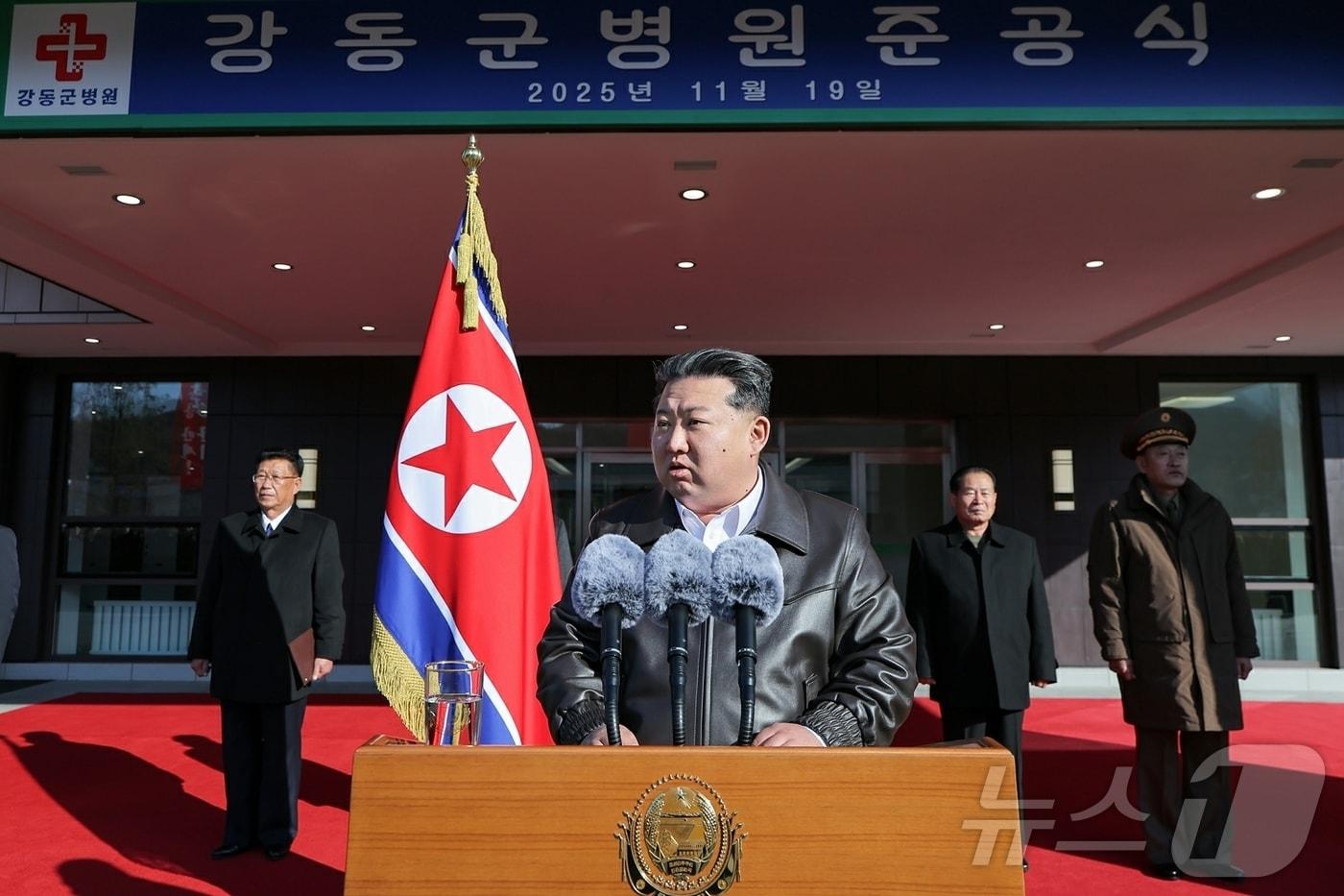 &#40;평양 노동신문=뉴스1&#41; = 북한 노동당 기관지 노동신문은 20일 김정은 당 총비서가 참석한 가운데 &#34;당의 웅대한 지방 발전 강령을 전망적으로 확대 추진하는데 있어서 또 하나의 괄목할 성과로 되는 &#39;지방발전 20&times;10 정책&#39; 강동군병원 준공식이 11월 19일 성대히 진행됐다＂고 보도했다. [국내에서만 사용가능. 재배포 금지. DB 금지. For Use Only in the Republic of Korea. Redistribution Prohibited] rodongphoto@news1.kr