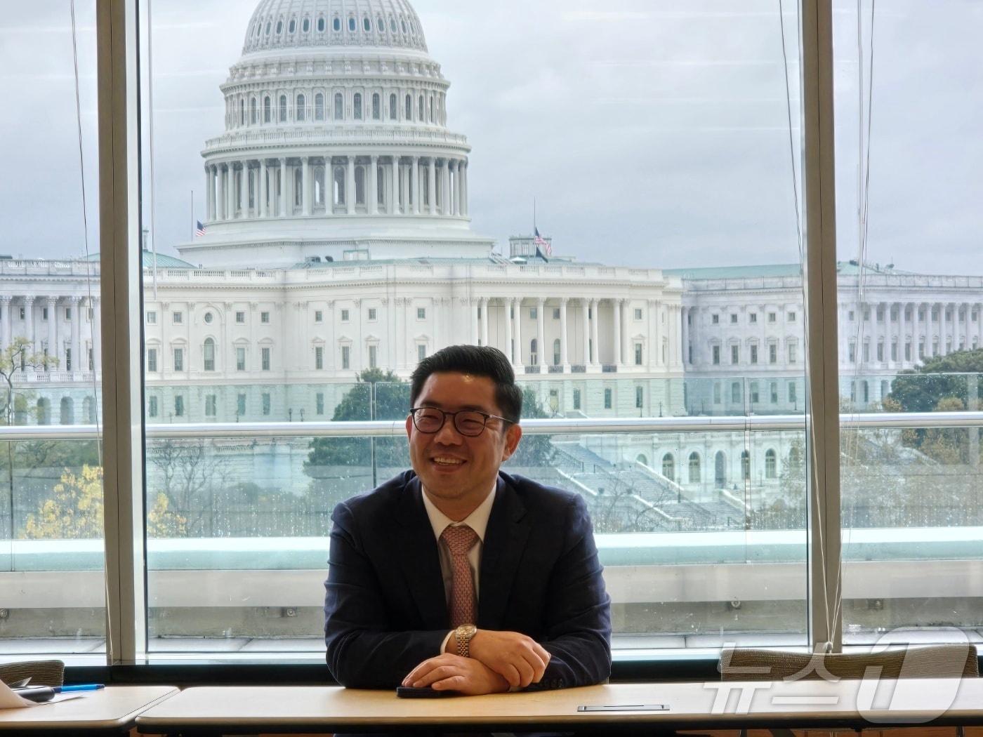 본문 이미지 - 신우진 넬슨&멀린스 변호사가 19일&#40;현지시간&#41; 워싱턴DC에서 한국 특파원들과 만나 효과적인 아웃리치 전략에 대한 견해를 밝히고 있다. ⓒ News1 류정민 특파원