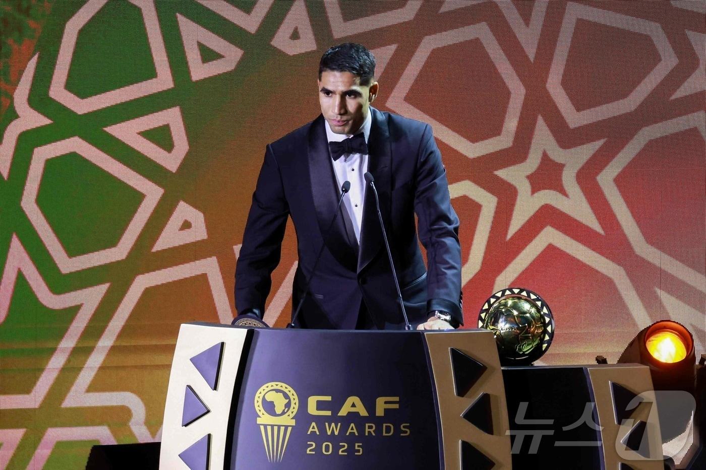 아프리카 올해의 선수상을 받은 아슈라프 하키미. ⓒ AFP=뉴스1