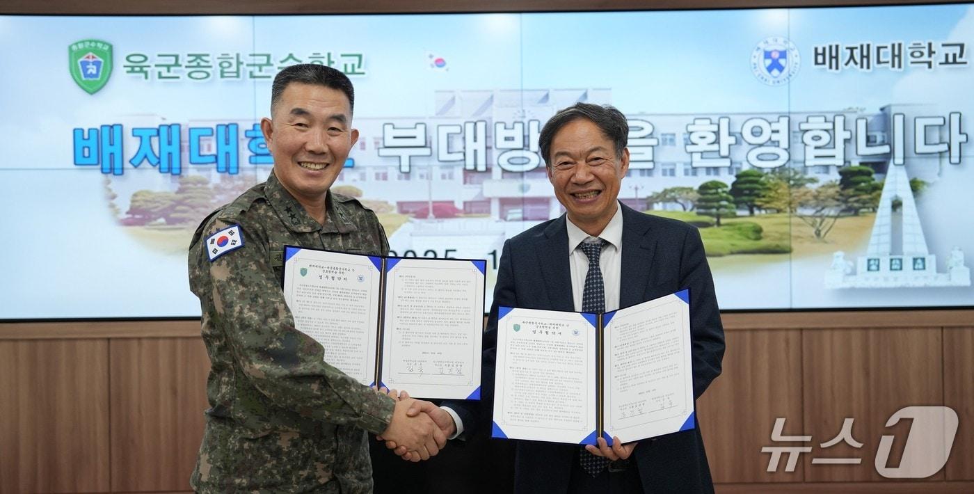 오른쪽이 김욱 배재대 총장&#40;배재대 제공.재판매 및 DB금지&#41;/뉴스1