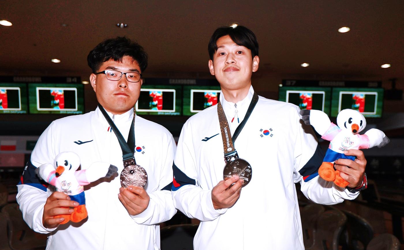 도쿄 데플림픽 볼링 남자 개인전에서 은메달을 획득한 박재웅&#40;오른쪽&#41;과 동메달을 획득한 박지홍.&#40;대한장애인체육회 제공&#41;