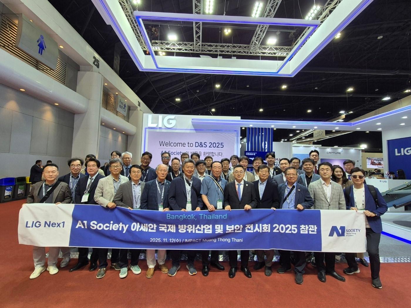 본문 이미지 - 10일부터 13일까지 태국 방콕에서 열린 국제 방산전시회 &#39;Defense & Security&#40;D&S 2025&#41;&#39;에서 LIG넥스원, 협력회사 대표단 등이 단체기념 촬영을 하고 있다. &#40;LIG넥스원 제공&#41;