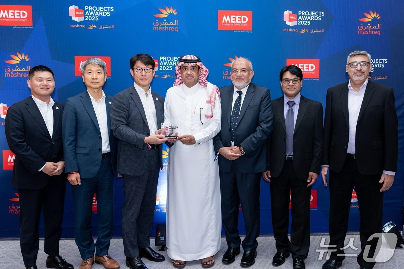 두바이에서 열린 'MEED 프로젝트상' 시상식에서 삼성E&A APOC 프로젝트 관계자들이 기념촬영을 하고 있다. (삼성E&A 제공) 뉴스1 ⓒ News1