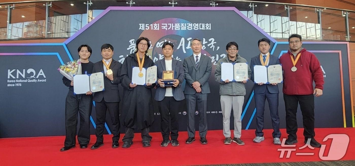 19일 서울 강남 코엑스에서 열린 &#39;제51회 국가품질경영대회&#39;에서 넥센타이어 임직원들이 &#39;품질경쟁력 우수기업&#39; 화학 분야에 선정된 이후 기념 사진을 촬영한 모습&#40;넥센타이어 제공&#41;. 2025.11.19.