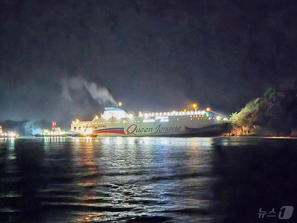 본문 이미지 - 전남 신안군 무인도인 족도에 좌초된 대형 여객선이 20일 새벽 해경에 의해 이초되고 있다.&#40;목포해경 제공. 재판매 및 DB 금지&#41; 2025.11.20/뉴스1