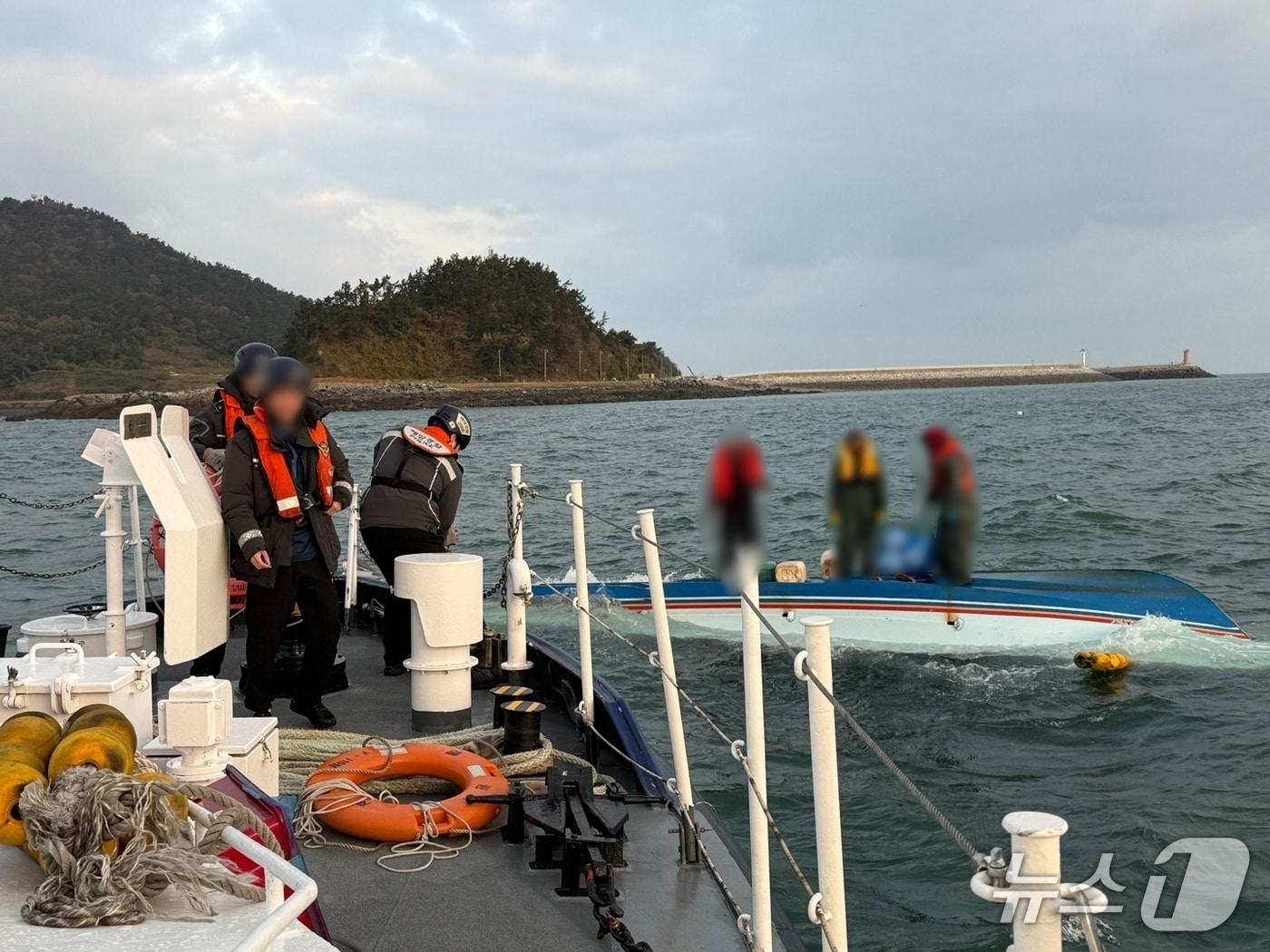 본문 이미지 - 20일 오전 7시 28분께 전북 군산시 연도 인근 해상에서 꽃게잡이 어선 1척이 전복돼 해경이 구조에 나섰다.&#40;군산해경 제공. 재판매 및 DB금지&#41;