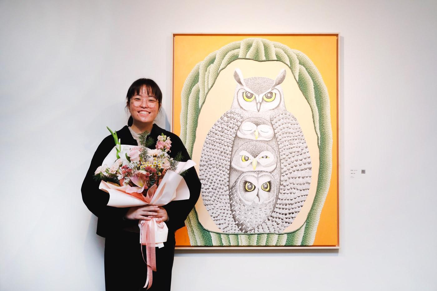 2025 JW아트어워즈 대상 수상자 강다연 작가가 &#39;아빠의 사랑&#39; 작품 앞에서 기념사진을 찍고 있다.&#40;JW이종호재단 제공&#41;/뉴스1