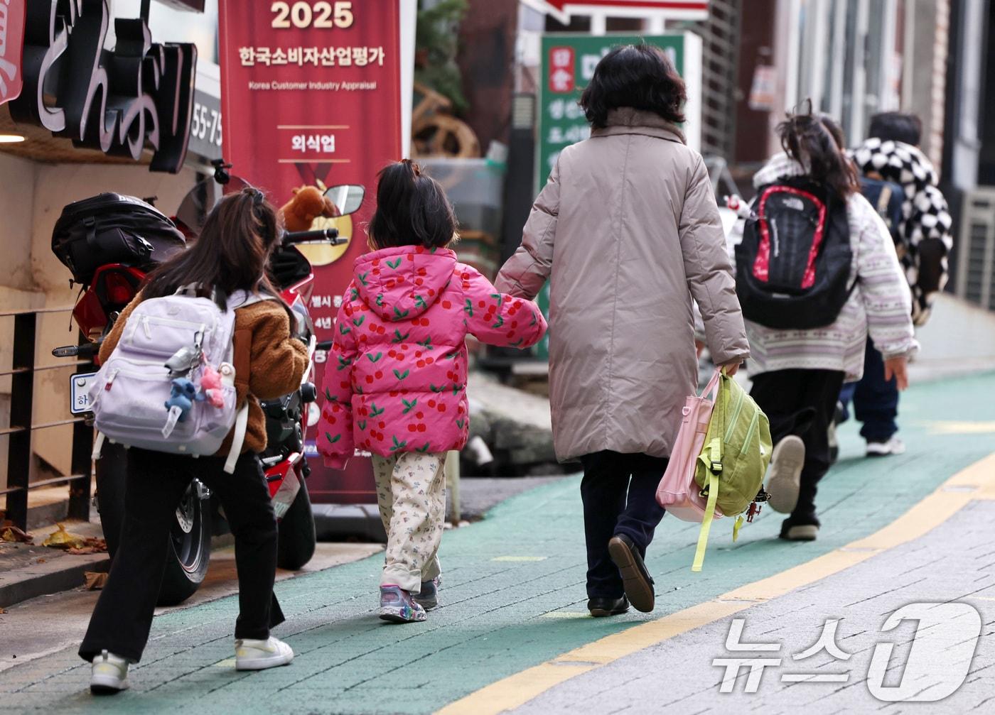 본문 이미지 - 서울의 한 초등학교에서 학생들이 등교하고 있다. (사진은 기사 내용과 무관함) / 뉴스1 ⓒ News1 2025.11.20/뉴스1 ⓒ News1 구윤성 기자