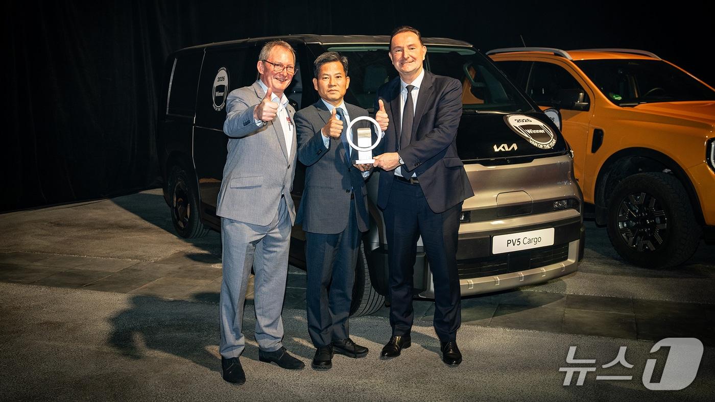  잘라스 스위니 IVOTY위원장&#40;왼쪽부터&#41;, 김상대 기아 PBV비즈니스사업부 부사장, 마크 헤드리히 기아 유럽권역본부장이 19일&#40;현지시각&#41; 프랑스 리옹에서 열린 세계 상용차 박람회 &#39;솔루스트랜스&#39;에서 기아 목적기반차&#40;PBV&#41; &#39;PV5&#39;가 &#39;2026 세계 올해의 밴&#39;을 수상한 이후 기념 사진을 촬영한 모습&#40;기아 제공&#41;. 2025.11.19.