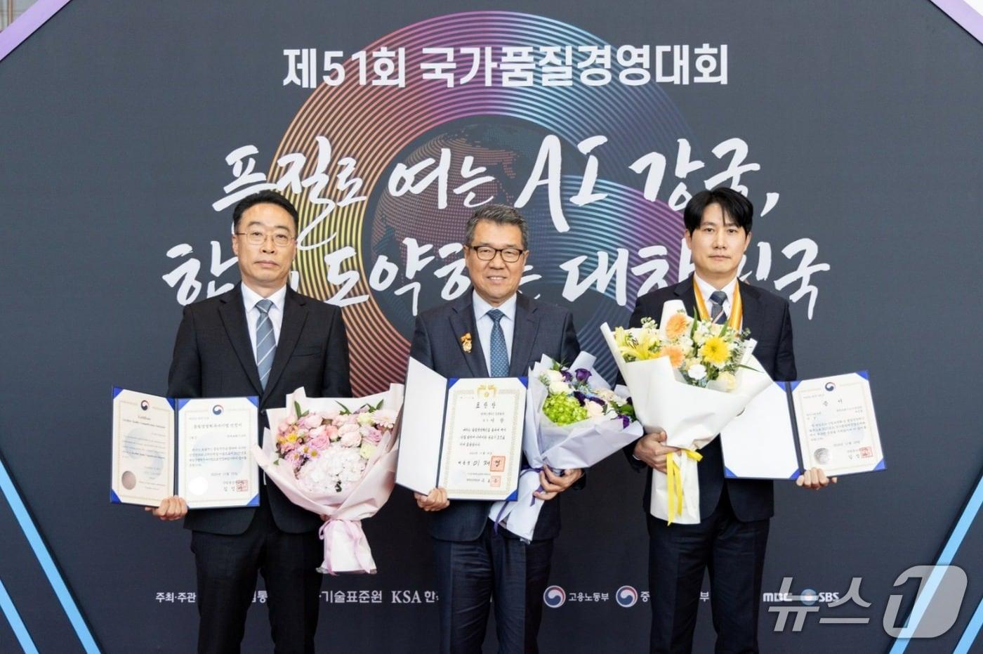 현대트랜시스가 ‘제51회 국가품질경영대회’에서 3년 연속 ‘품질경쟁력 우수기업’으로 선정됐다.사진 왼쪽부터 김상민 시트시트템품질실장, 이향 품질본부장, 박경철 생산3팀 반장. (현대트랜시스 제공) 