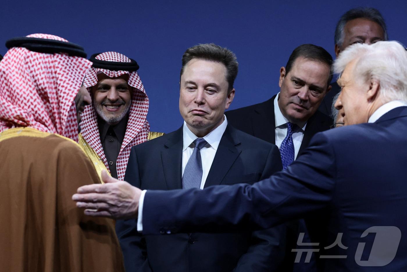 19일&#40;현지시간&#41; 미국 워싱턴 D.C.에서 열린 미·사우디 투자 포럼에서 도널드 트럼프 대통령과 사우디아라비아의 왕세자 무함마드 빈살만, 그리고 일론 머스크 테슬라 최고경영자가 대화를 나누고 있다. 2025. 11. 19. ⓒ 로이터=뉴스1 ⓒ News1 양은하 기자