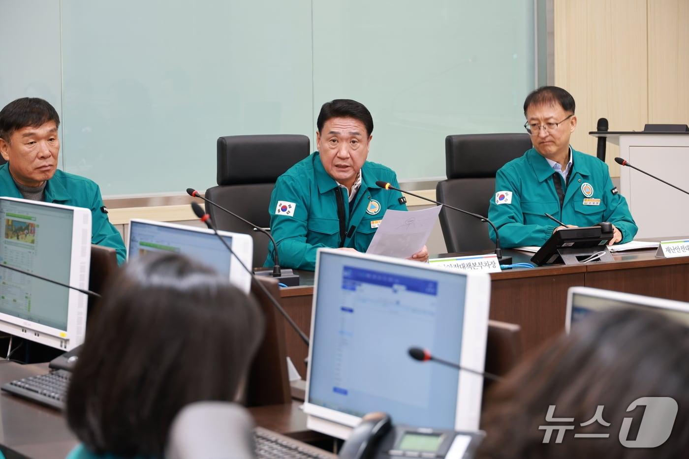 정영철 영동군수가  재난안전대책본부 상황실에서 조류인플루엔자&#40;AI&#41; 확산 예방 대책회의를 주재하고 있다. &#40;영동군 제공. 재판매 및 DB금지&#41; /뉴스1