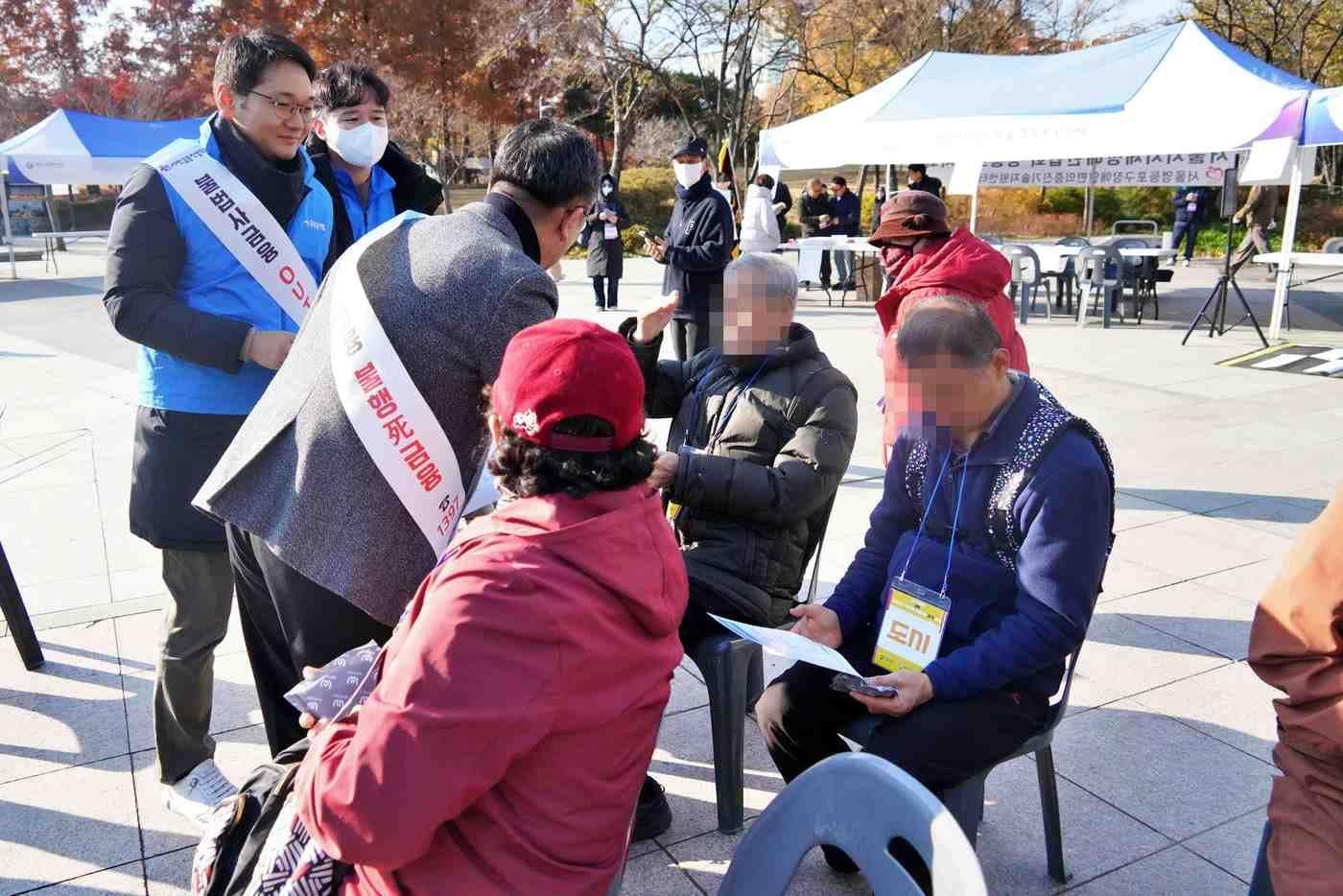 우리은행, 서민금융진흥원, 영등포구청 직원들이 지역주민들에게 불법 사금융 피해예방 안내문과 홍보 물품을 나눠주고 현장상담을 진행하며 ‘불법 사금융 No!’ 캠페인을 진행하고 있다. (우리은행 제공)