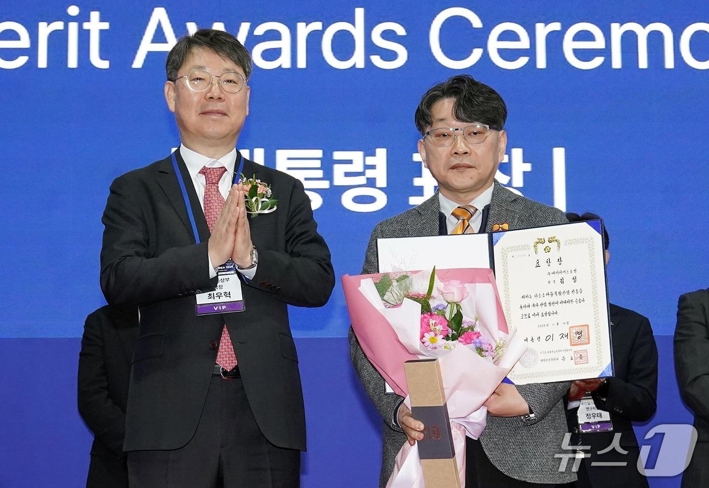 김철 HS효성종합기술원 전무&#40;사진 오른쪽&#41;와 최우셕 산업통상자원부 국장이 대통령상 수상 기념 촬영을 하고 있다. &#40;사진제공 = HS효성첨단소재&#41; 