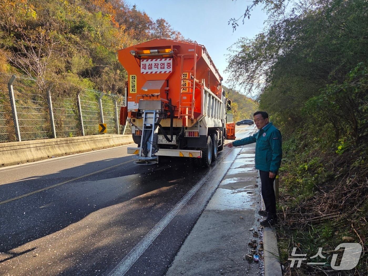 본문 이미지 - 정영철 산청군부군수가 20일 눈 피해 최소화를 위해 지역의 주요 간선도로를 점검하고 있다(산청군 제공. 재판매 및 DB금지).