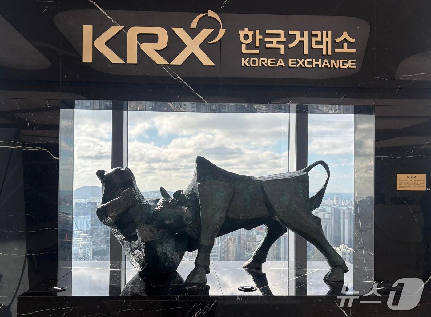 본문 이미지 - 부산국제금융센터(BIFC) 내 한국거래소 본사에 설치된 소와 곰 조형물 /뉴스1 ⓒ News1 홍윤 기자