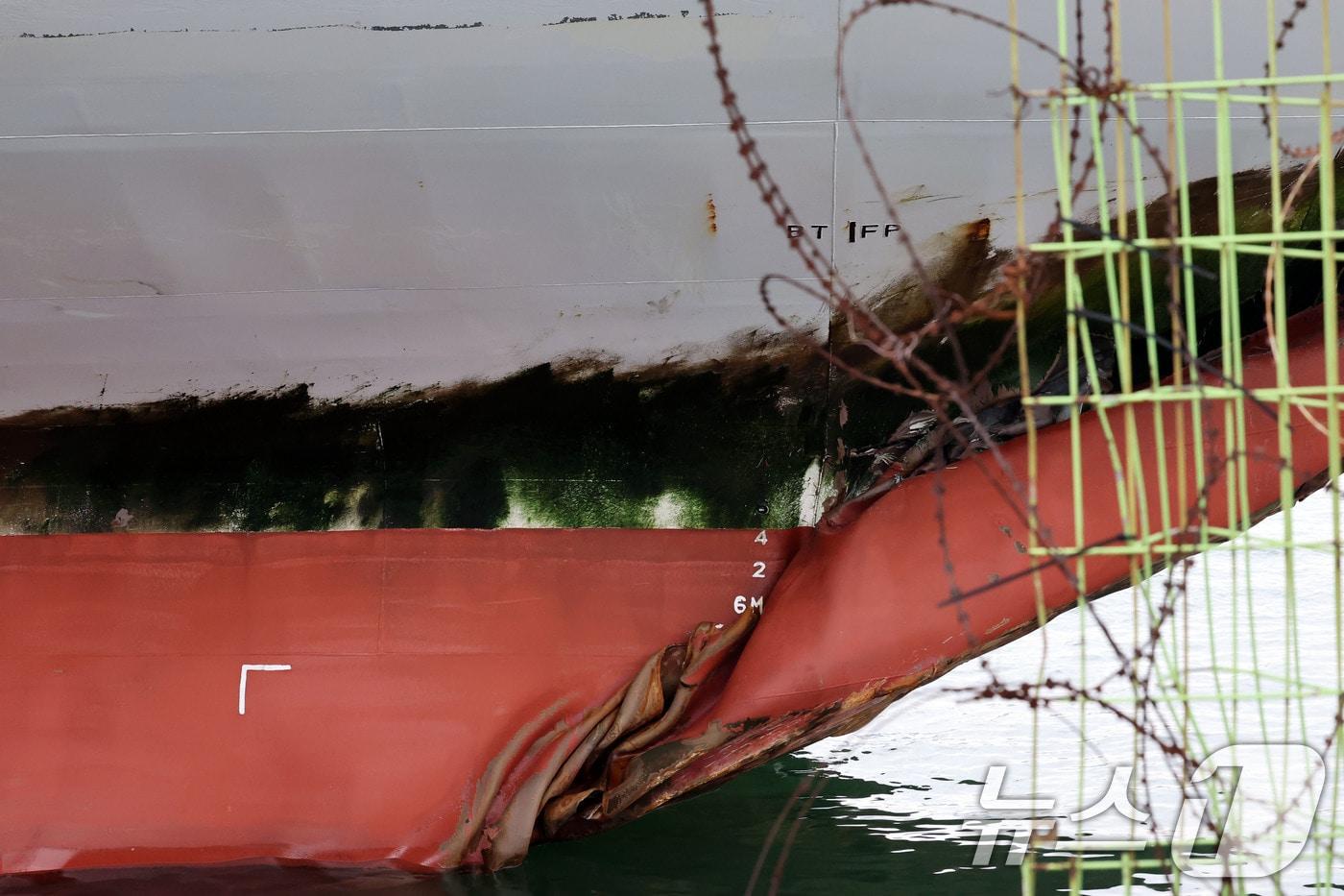 전남 신안 해상에서 좌초된 여객선 퀸제누비아2호가 20일 전남 목포시 산정동 삼학부두에 정박해 있다. 사진은 사고 부위의 모습. 2025.11.20/뉴스1 ⓒ News1 박지현 기자