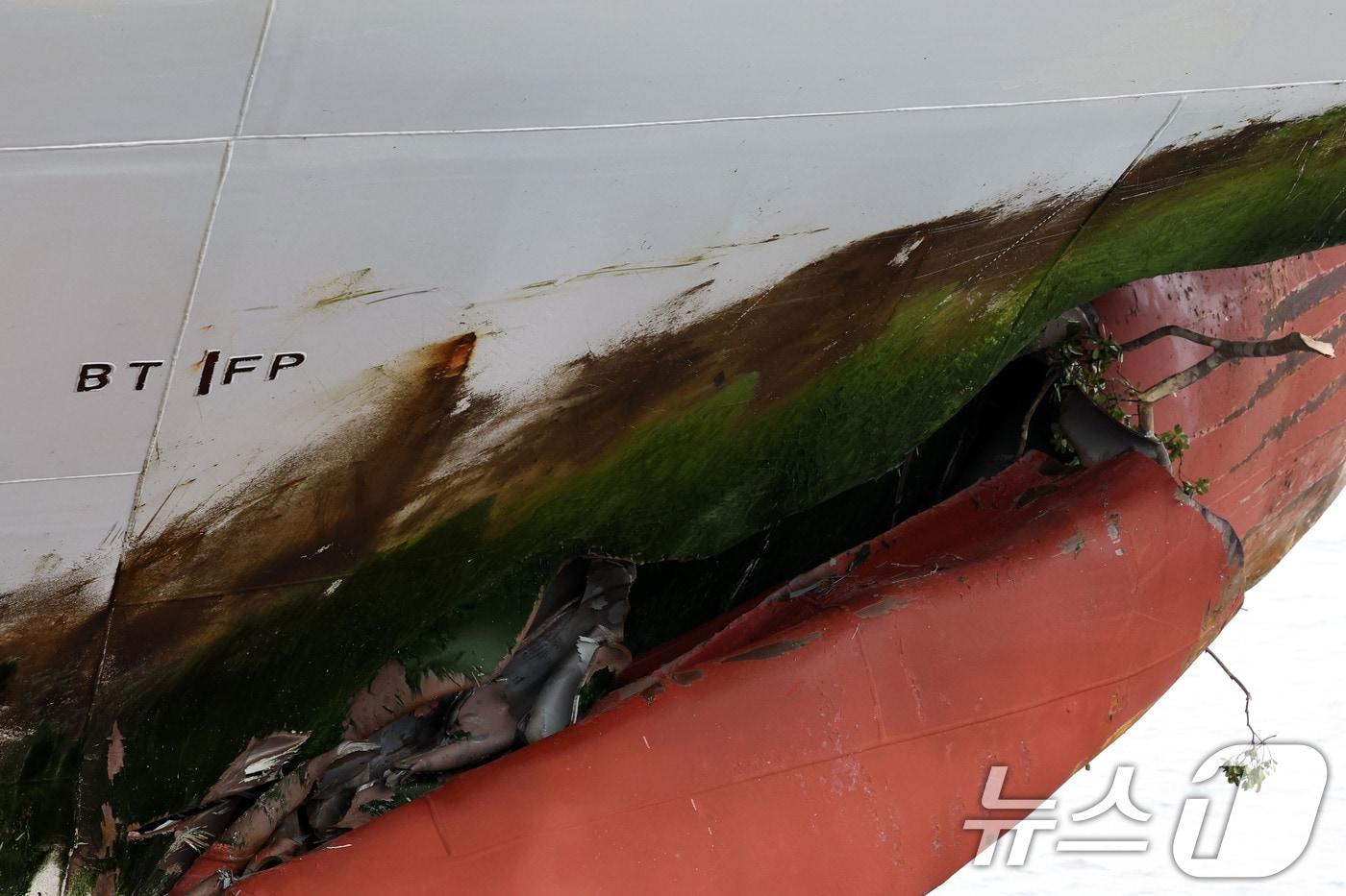 전남 신안 해상에서 좌초된 여객선 퀸제누비아2호가 20일 전남 목포시 산정동 삼학부두에 정박해 있다. 사진은 사고 부위의 모습. 2025.11.20/뉴스1 ⓒ News1 박지현 기자