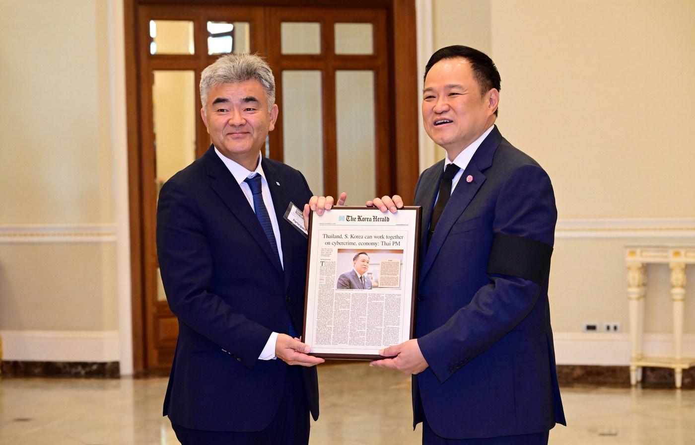 태국총리 면담 후 기념촬영&#40;왼쪽 대우건설 정원주 회장, 오른쪽 아누틴 찬위라꾼 태국총리&#41;&#40;대우건설 제공&#41;.뉴스1 ⓒ News1