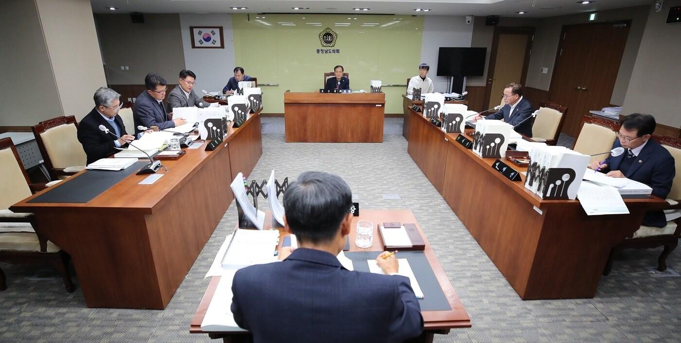 충남도의회 건설소방위원회가 도 건설교통국을 상대로 행정사무감사를 하고 있다.(충남도의회 제공. 재판매 및 DB금지)/뉴스1