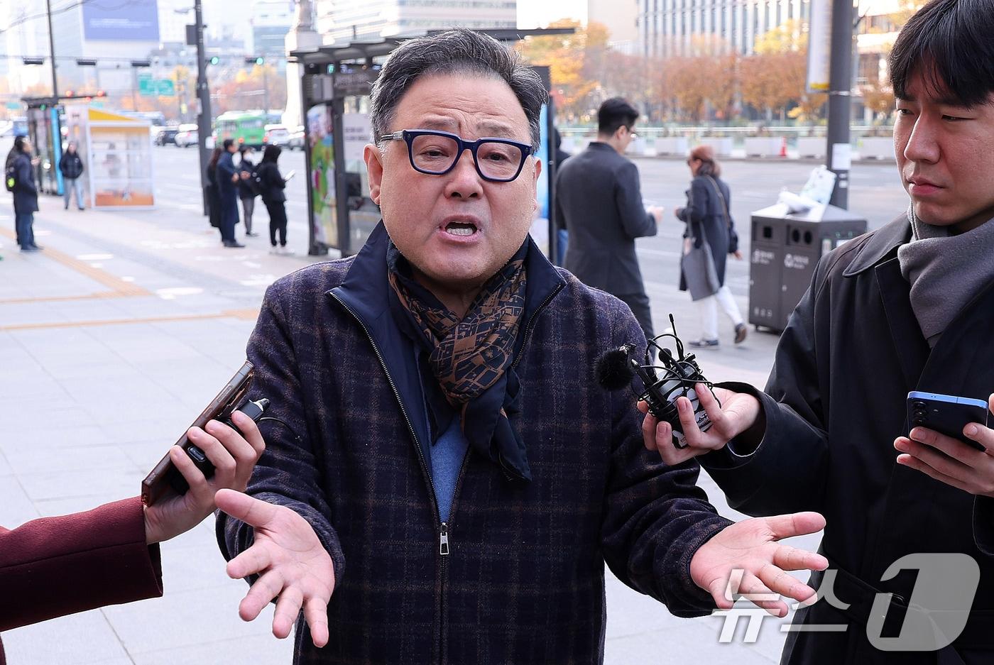 본문 이미지 - 서성빈 드론돔 대표가 2025년 11월 20일 서울 광화문 KT 빌딩에 마련된 김건희특검 사무실로 출석하기 앞서 취재진 질문에 답하고 있다. 2025.11.20 ⓒ 뉴스1 박지혜 기자