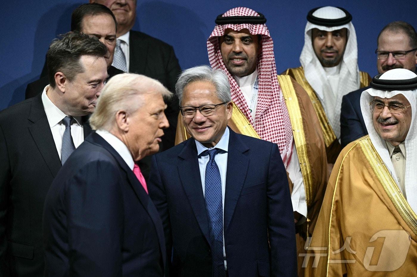 도널드 트럼프 미국 대통령, 일론 머스크 테슬라 CEO, 젠슨 황 엔비디아 CEO 및 기타 참석자들이 19일&#40;현지시간&#41; 미국 워싱턴 D.C. 존 F. 케네디 공연예술센터에서 열린 미국-사우디 투자 포럼에서 기념촬영에 나서고 있다. ⓒ AFP=뉴스1 ⓒ News1 임세영 기자