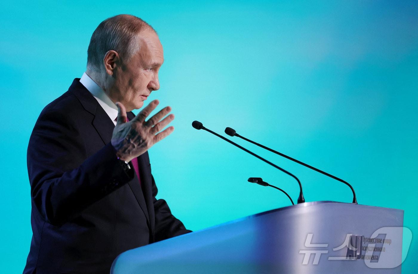 블라디미르 푸틴 러시아 대통령이 19일(현지시간) 모스크바에서 열린 인공지능 국제회의 'AI 저니'(AI Journey)에서 연설하고 있다. 2025.11.19./뉴스1 ⓒ 로이터=뉴스1 ⓒ News1 이창규 기자