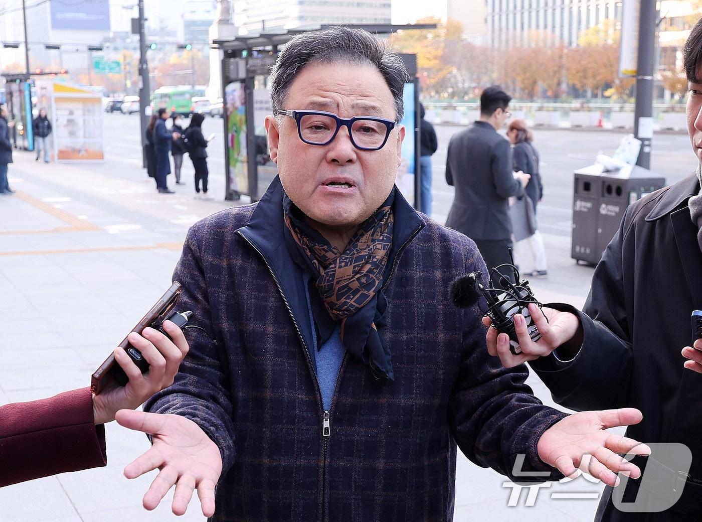 본문 이미지 - 서성빈 드론돔 대표가 20일 서울 광화문 KT 빌딩에 마련된 김건희특검 사무실로 출석하기 앞서 취재진 질문에 답하고 있다.  ⓒ News1 박지혜 기자