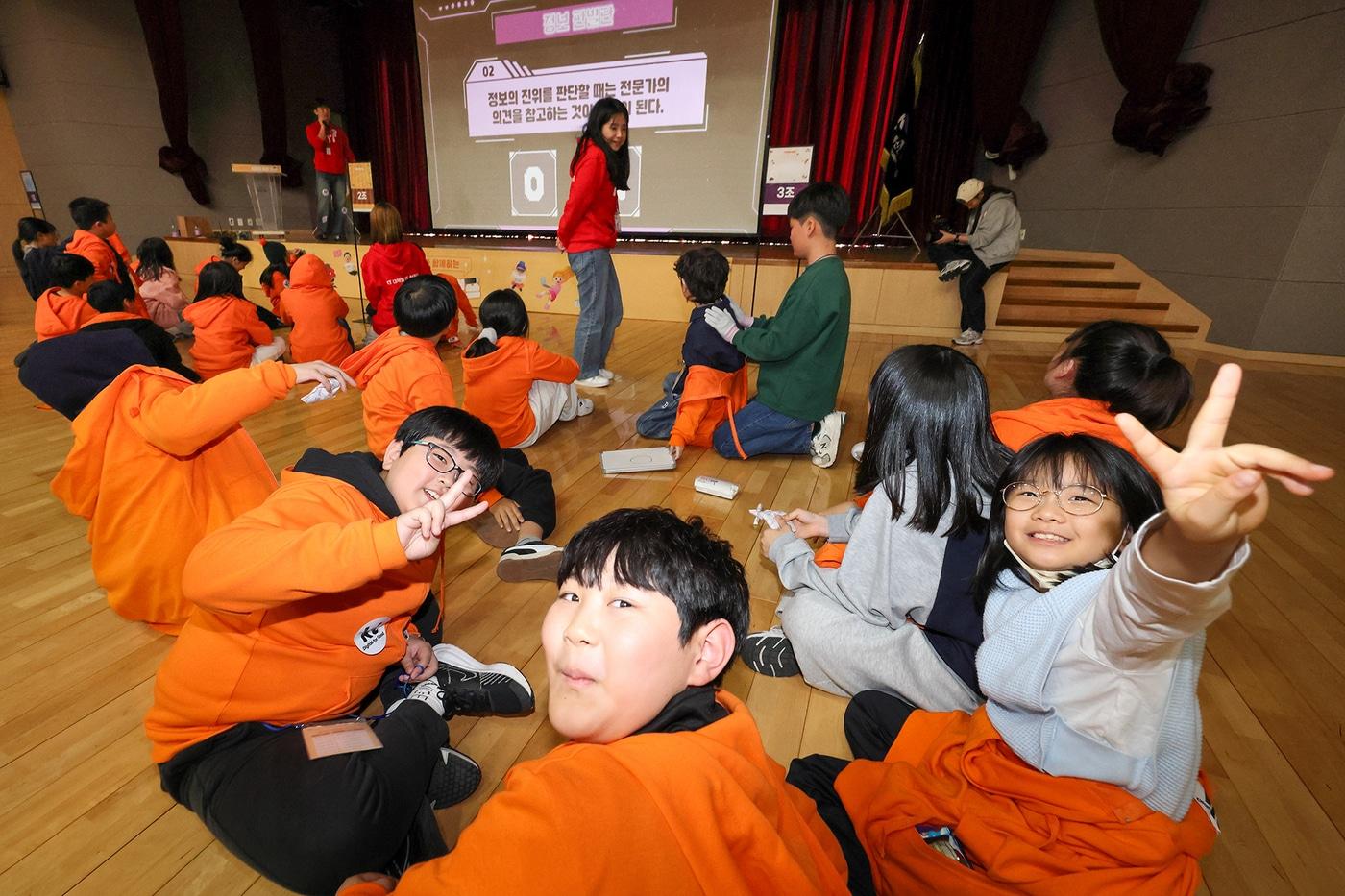 KT가 한국방송통신전파진흥원&#40;KCA&#41;와 지역 초등학생 95명을 대상으로 &#39;디지털 미래 캠프&#39;를 KCA 본사가 위치한 전라남도 나주시에서 19일 진행했다. &#40;KT 제공&#41;