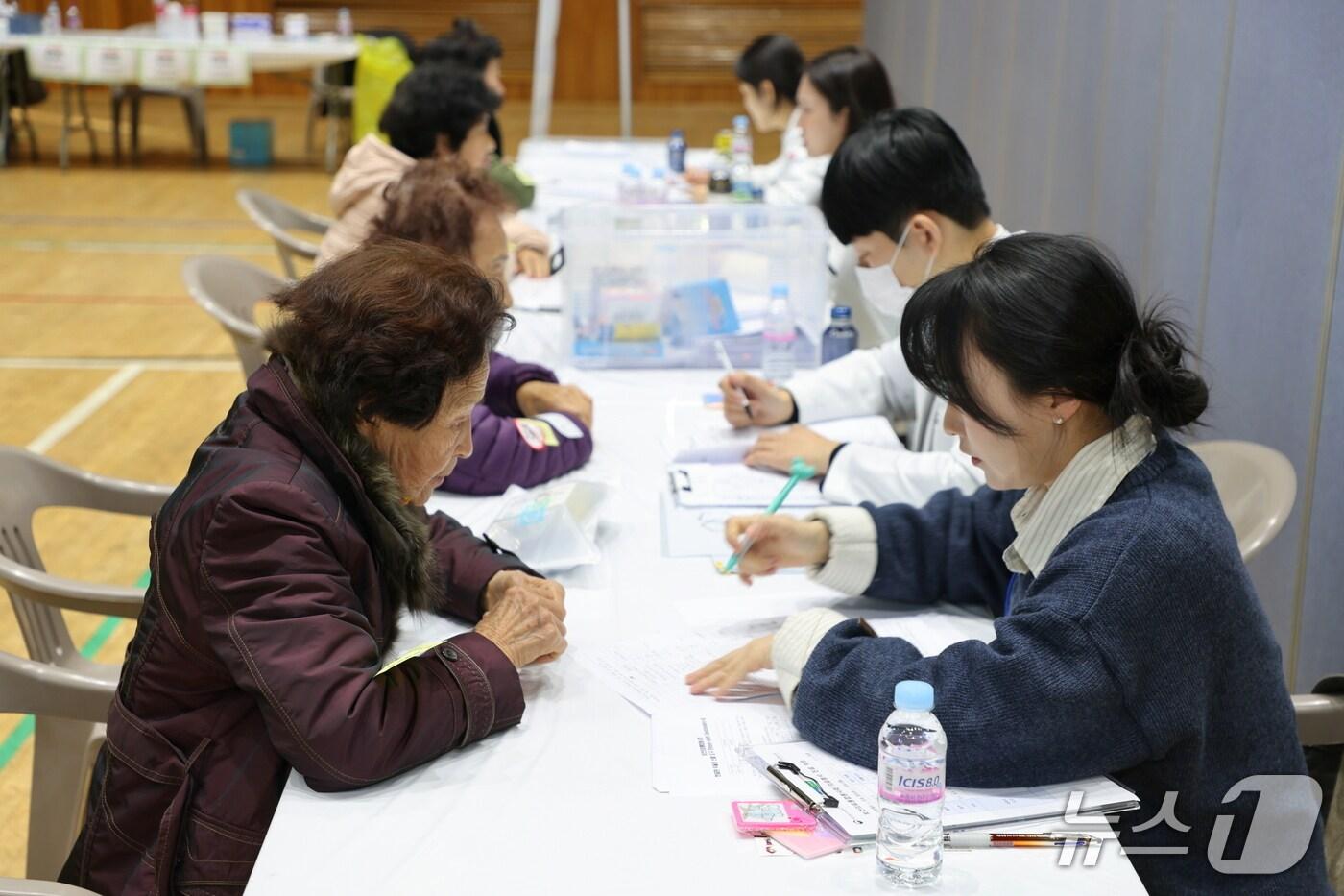 &#39;농촌 왕진버스&#39;를 찾은 어르신들이 상담하고 있다.&#40;보은군 제공. 재판매 및 DB금지&#41; /뉴스1 