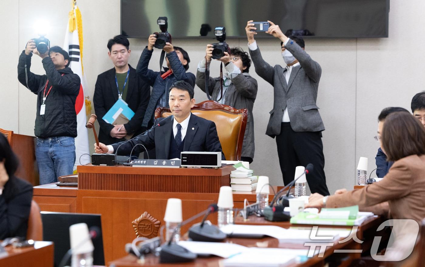 국회 법제사법위원회 제6차 법안심사제1소위원회에서 김용민 위원장이 의사봉을 두드리고 있다. 2025.11.20/뉴스1 ⓒ News1 이승배 기자