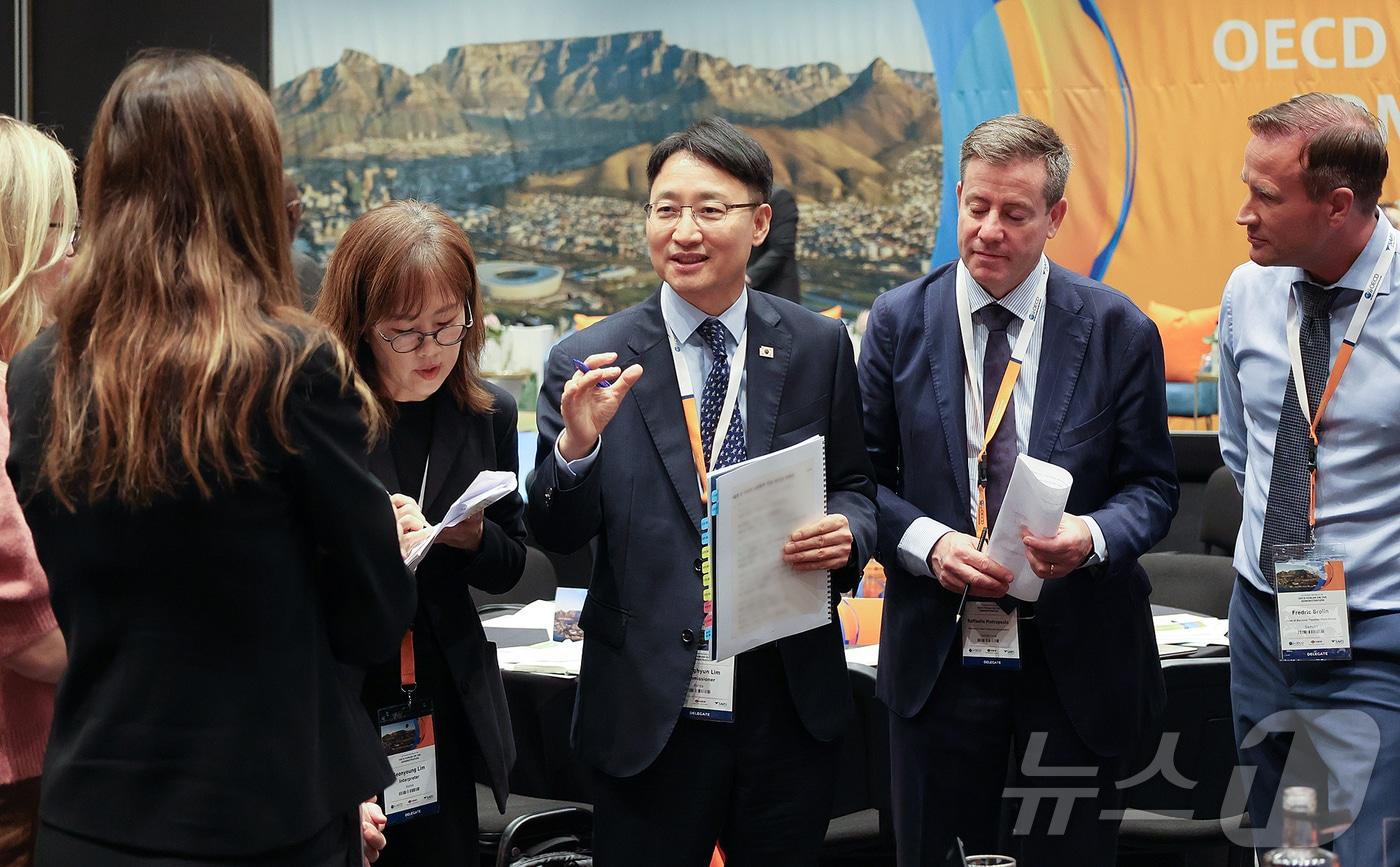 임광현 국세청 청장이 18일 부터 20일까지 남아프리카공화국 케이프타운에서 개최된 ‘제18차 OECD 국세청장회의’에 참석해, 회의 참석자들과 대화를 나누고 있다. &#40;국세청 제공. 재판매 및 DB 금지&#41; 2025.11.20/뉴스1