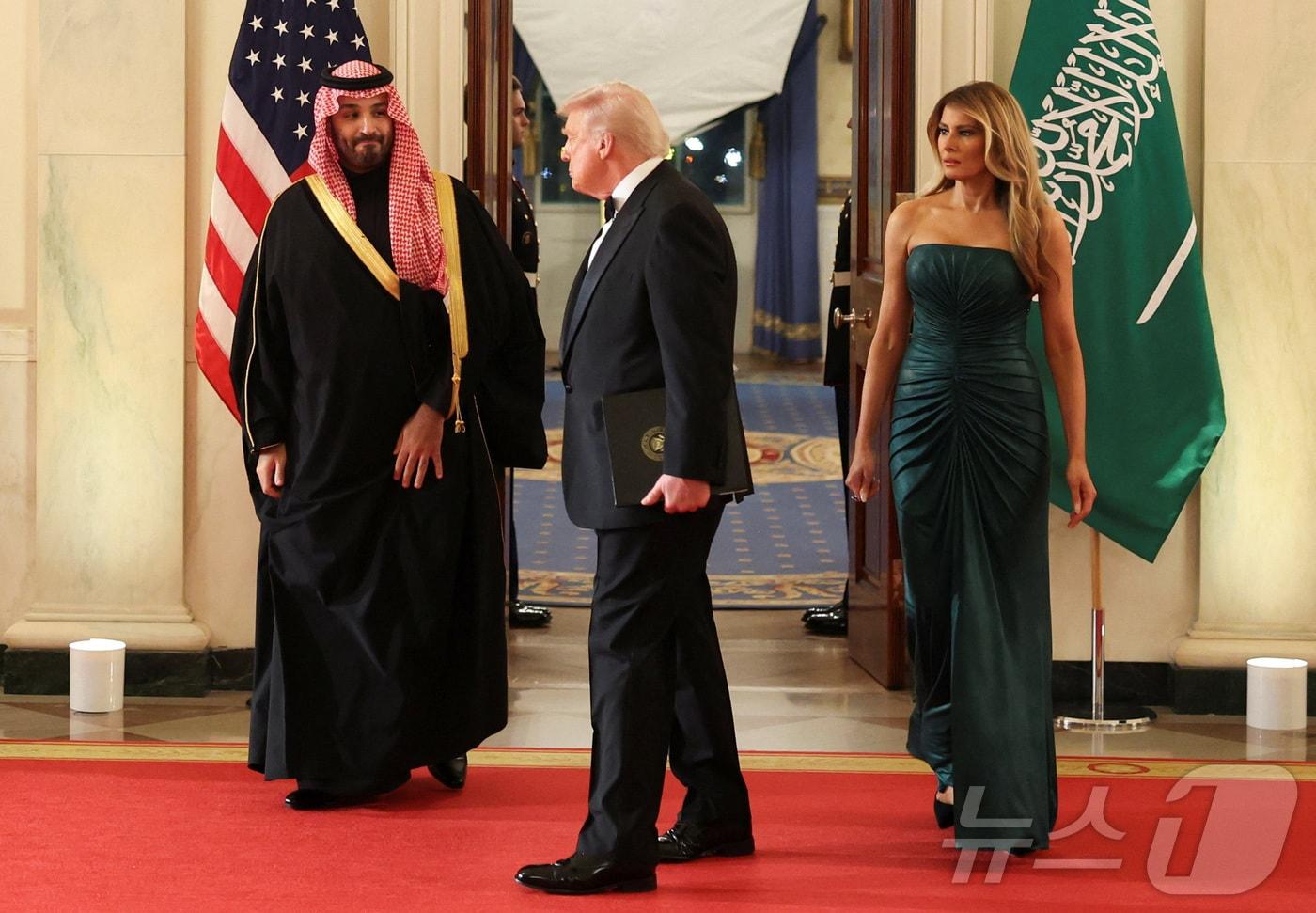 18일&#40;현지시간&#41; 미국 워싱턴 D.C.에서 열린 만찬에 도널드 트럼프 미국 대통령과 멜라니아 트럼프 여사, 그리고 사우디아라비아의 왕세자 무함마드 빈살만이 도착하고 있다. 2025. 11. 18. ⓒ 로이터=뉴스1 ⓒ News1 양은하 기자
