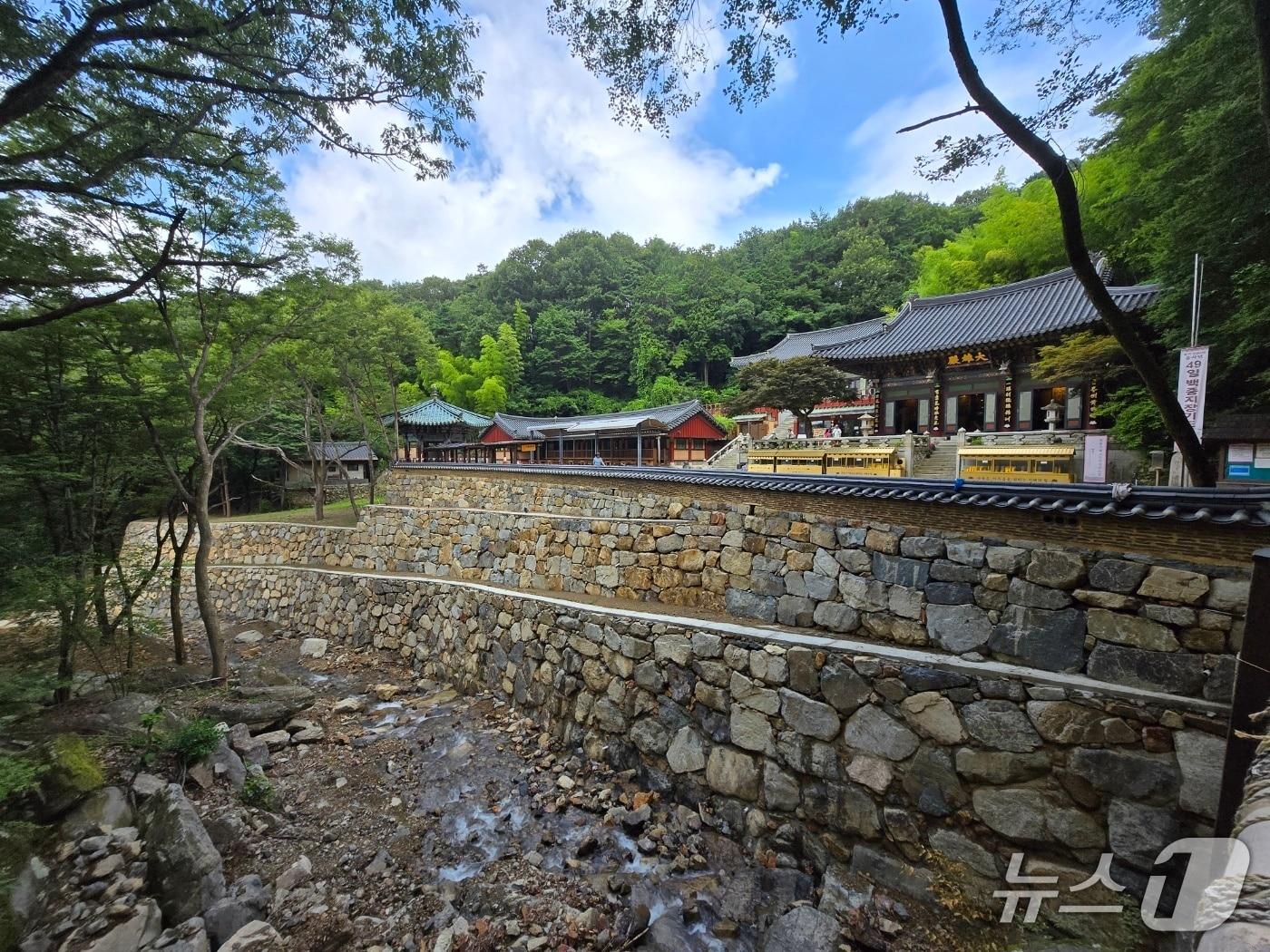 본문 이미지 - 홍룡사 대웅전 석축정비 현장.(양산시 제공. 재판매 및 DB금지)