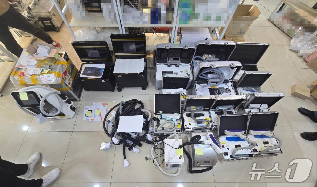 본문 이미지 - 경북의 한 미용 재료상점에서 압수된 불법 의료기기들.(남해해경청 제공. 재판매 및 DB 금지)