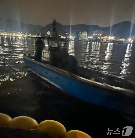 본문 이미지 - 지난 2월15일 오후 7시쯤 창원시 진해구 명동 앞바다에서 어촌계원들에게 발각된 새조개 불법 조업 선박.(명동어촌계 제공. 재판매 및 DB금지)