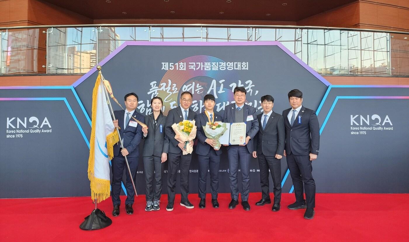 본문 이미지 - KAI가 19일 서울 강남구 코엑스에서 개최된 '제51회 국가품질경영대회'에서 국가품질경영상 대통령 표창을 수상했다. (KAI 제공)