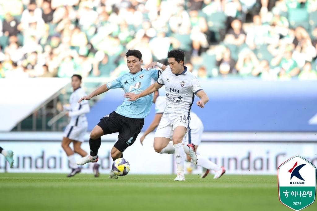 본문 이미지 - K리그1 대상 경쟁을 펼치는 박진섭&#40;왼쪽&#41;과 이동경. &#40;한국프로축구연맹 제공&#41;