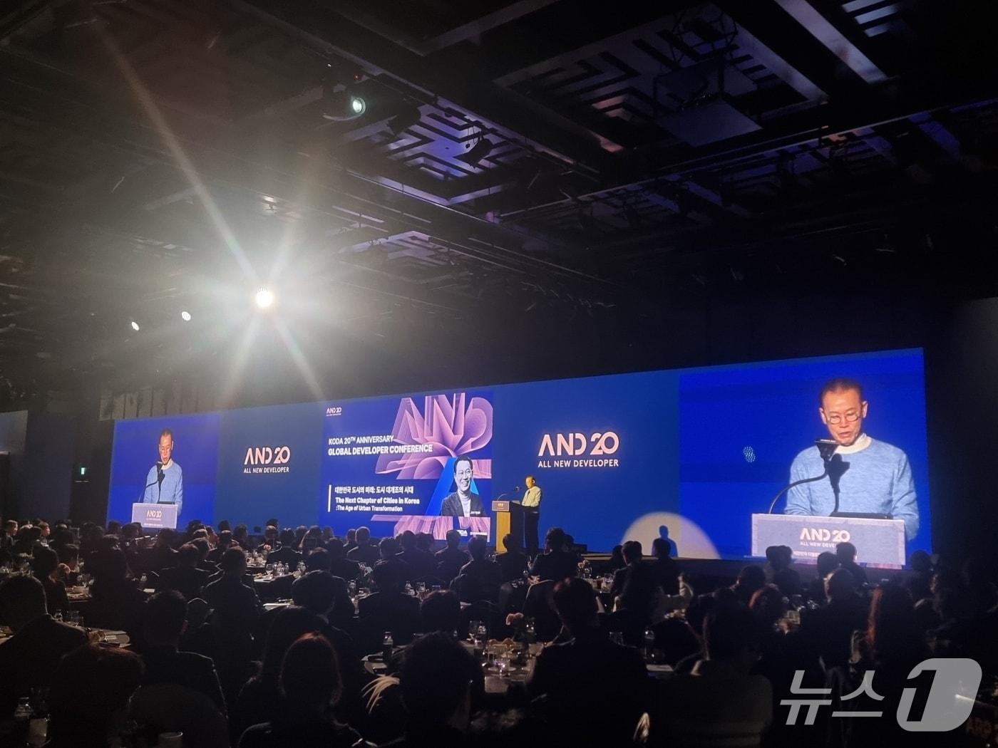 본문 이미지 - 문주현 엠디엠그룹 회장이 한국부동산개발협회 창립 20주년 기념행사에서 주제발표를 하고 있다. 뉴스1 ⓒ News1 