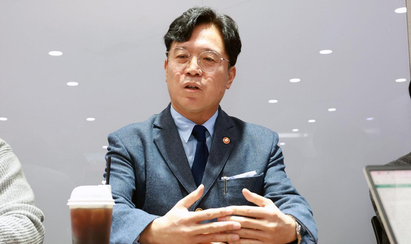 김영훈 고용노동부 장관이 20일 정부세종청사 기자실에서 열린 차담회에서 노동현안을 설명하고 있다. &#40;고용노동부 제공&#41; 2025.11.20 /뉴스1