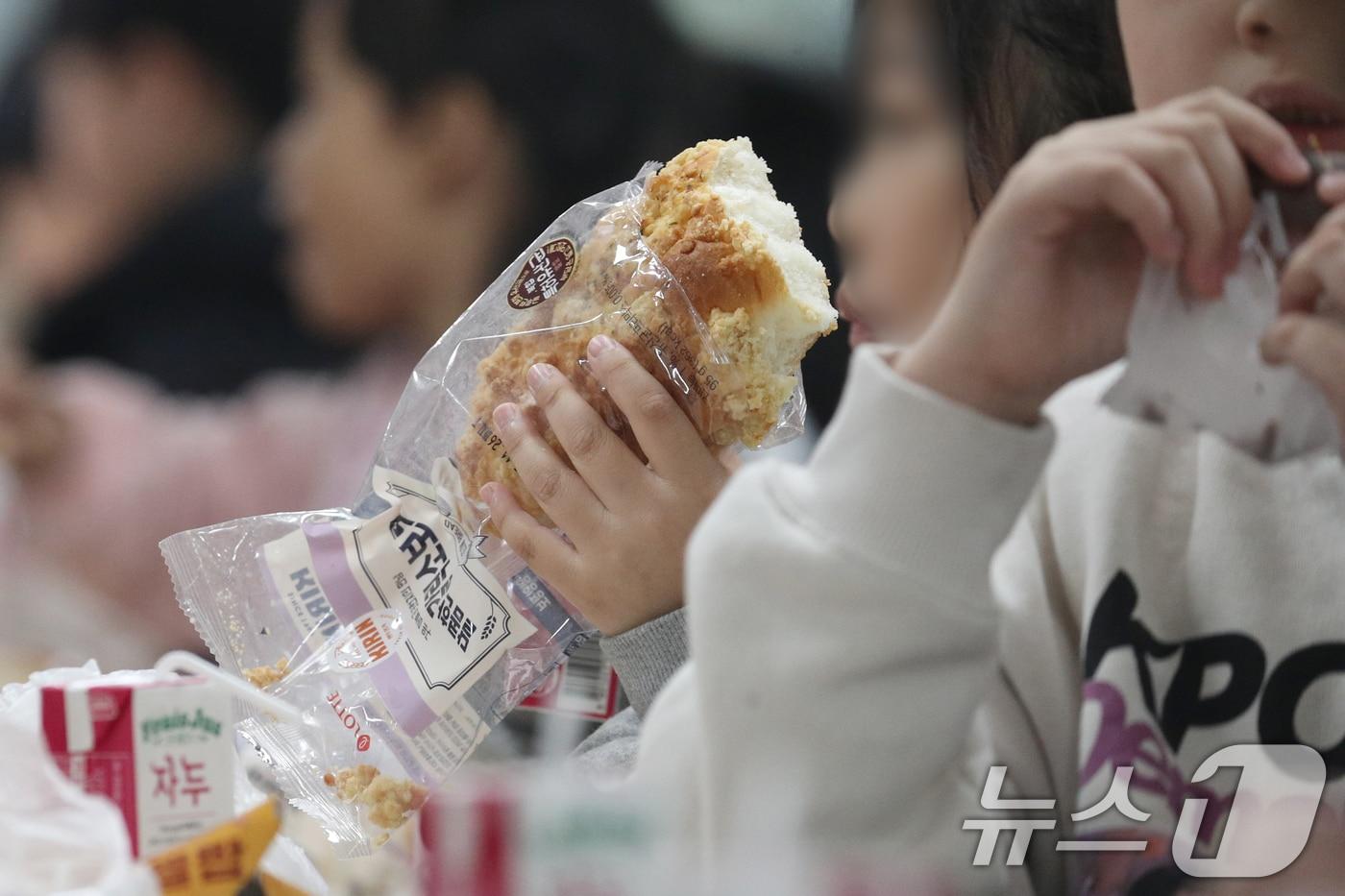학교 급식·돌봄 업무 등에 종사하는 비정규직 노동자들이 총파업에 돌입한 20일 오전 충북 청주의 한 초등학교에서 학생들이 빵과 과일, 주스 등 대체식을 먹고 있다. 2025.11.20/뉴스1 ⓒ News1 김용빈 기자