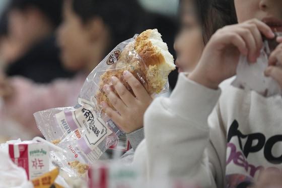 본문 이미지 - 학교 급식·돌봄 업무 등에 종사하는 비정규직 노동자들이 총파업에 돌입한 20일 오전 충북 청주의 한 초등학교에서 학생들이 빵과 과일, 주스 등 대체식을 먹고 있다. 2025.11.20/뉴스1 ⓒ News1 김용빈 기자
